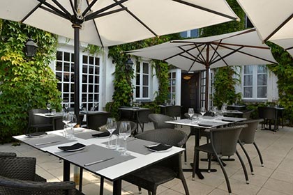 Terrasse-restaurant-hotel-seminaire-nantes accueil-seminaire-hotel-nantes-séminaire-hôtel-teambuilding-incentive